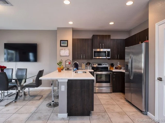 4002 NW 11th Dr # 4002, Lauderhill FL 33313