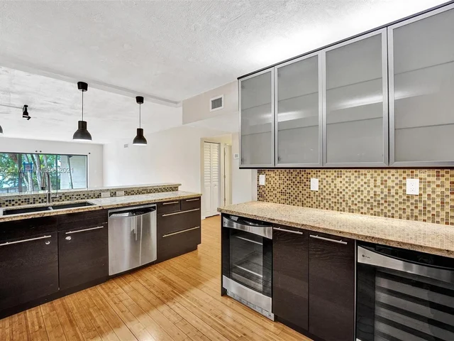 461 Ives Dairy Rd # 2, Miami FL 33179