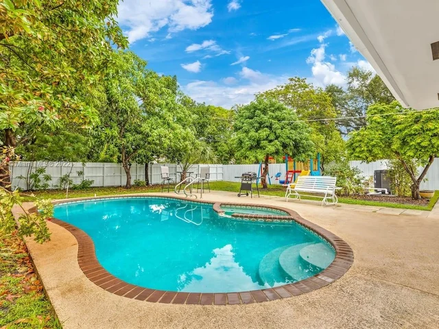 254 SW 8th St, Dania Beach FL 33004