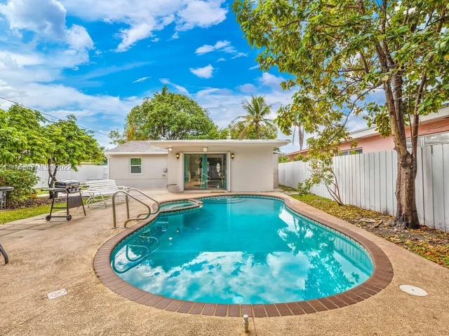 254 SW 8th St, Dania Beach FL 33004