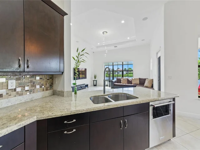 8386 NW 30th St, Cooper City FL 33024