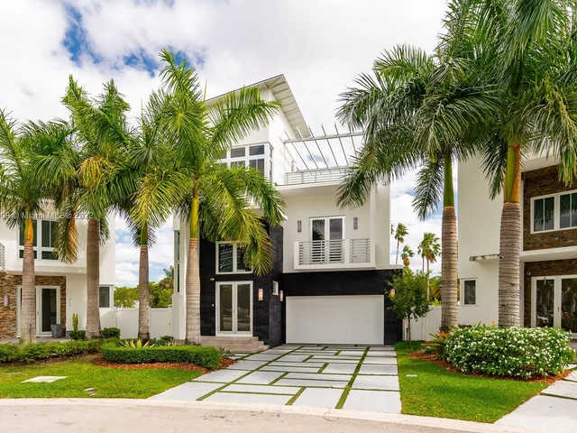 8210 NW 33rd Ter, Doral FL 33122