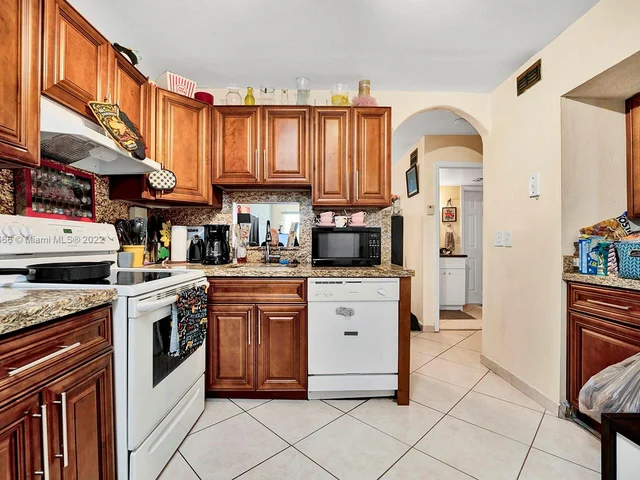 3777 NW 78th Ave # 9F, Davie FL 33024