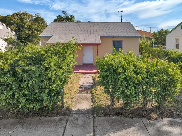 562 W 4th St, Riviera Beach FL 33404