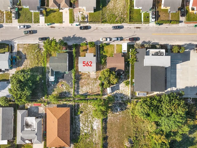 562 W 4th St, Riviera Beach FL 33404