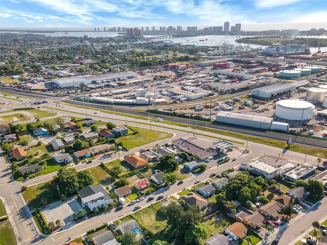 562 W 4th St, Riviera Beach FL 33404