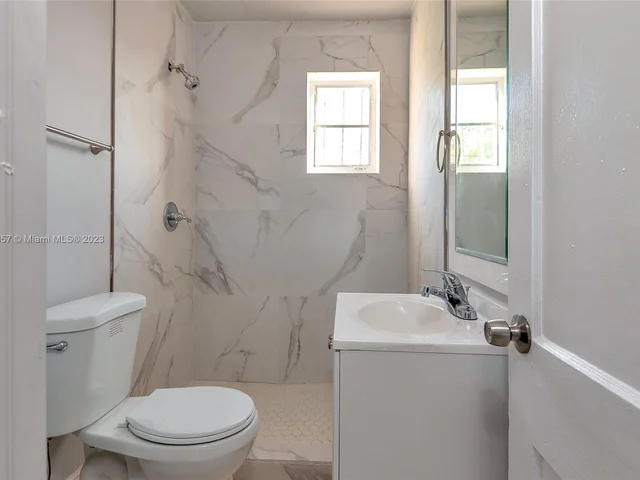 562 W 4th St, Riviera Beach FL 33404