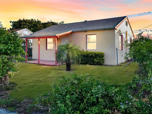 562 W 4th St, Riviera Beach FL 33404