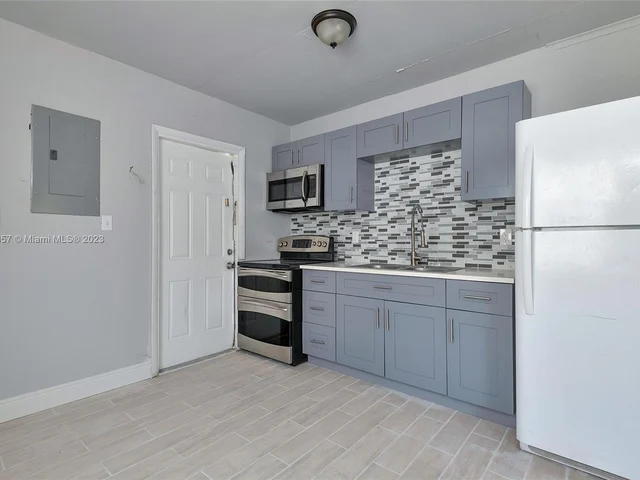 562 W 4th St, Riviera Beach FL 33404