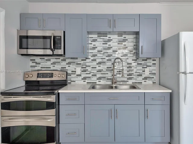 562 W 4th St, Riviera Beach FL 33404