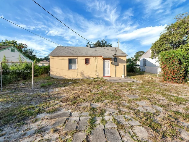 562 W 4th St, Riviera Beach FL 33404