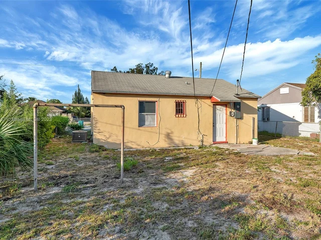 562 W 4th St, Riviera Beach FL 33404