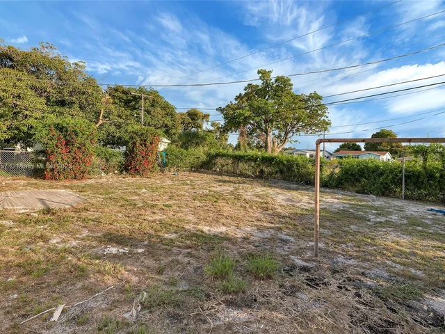 562 W 4th St, Riviera Beach FL 33404