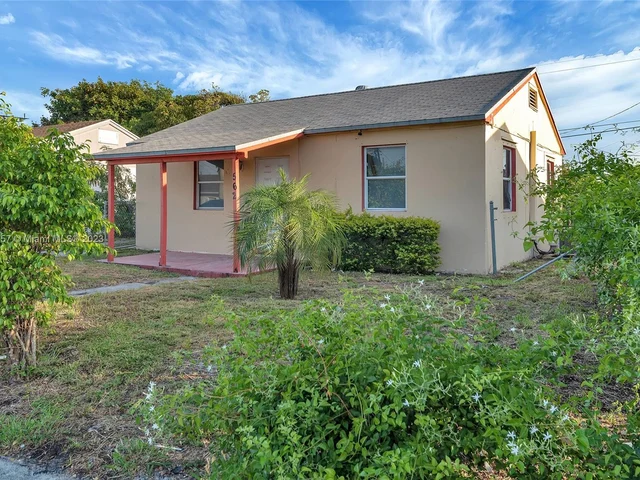 562 W 4th St, Riviera Beach FL 33404