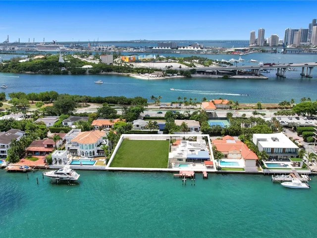 851 N Venetian Dr, Miami FL 33139