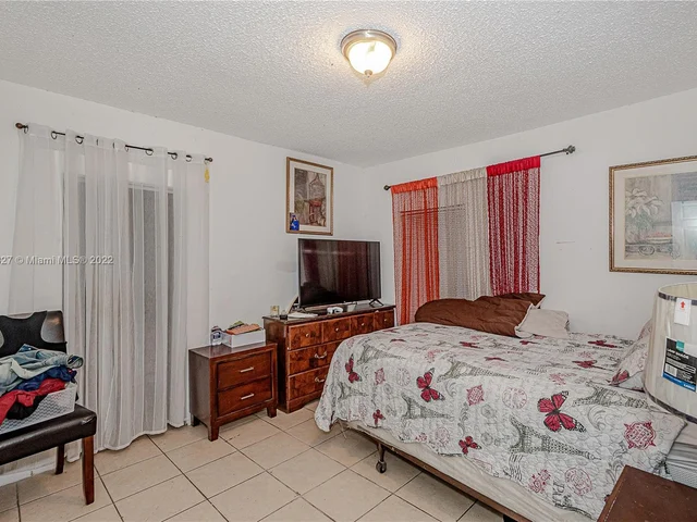 221 NW 33rd St, Miami FL 33127