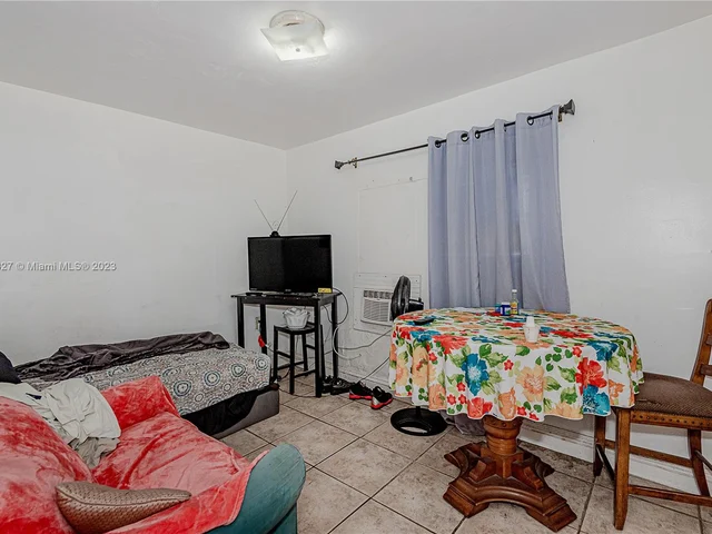 221 NW 33rd St, Miami FL 33127