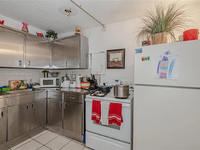 221 NW 33rd St, Miami FL 33127