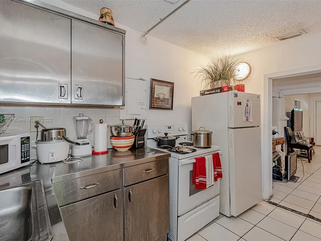 221 NW 33rd St, Miami FL 33127