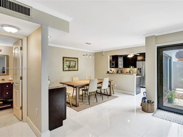 4708 SW 67 AV # L15, Miami FL 33155