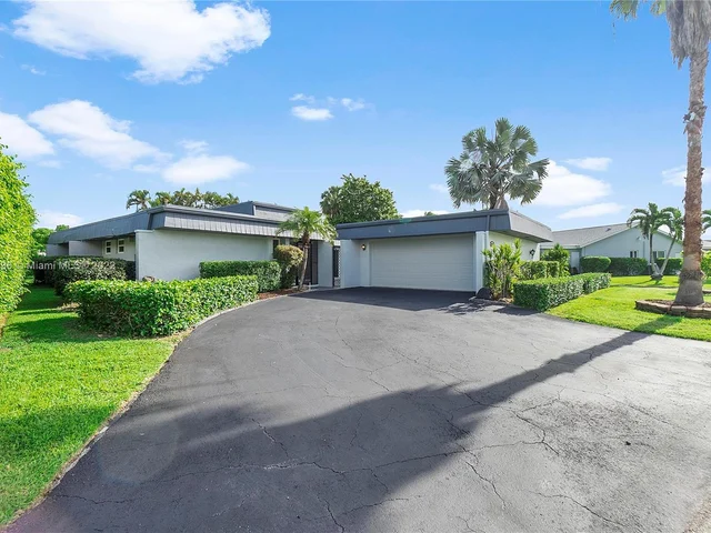 4909 Holly Dr, Tamarac FL 33319