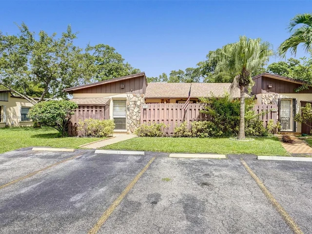 526 Briarwood Cir # 49, Hollywood FL 33024