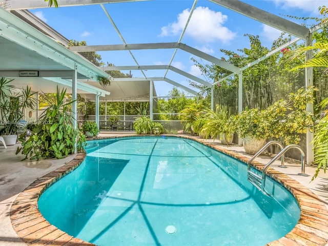 770 NW 207th Ter, Pembroke Pines FL 33029