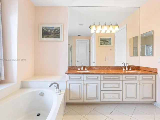 8530 Skybar Lake Cv, Boynton Beach FL 33473