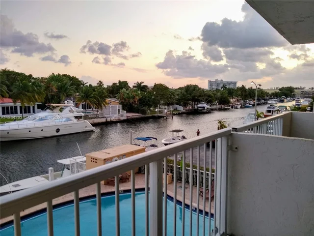 2020 NE 135th St # 307, North Miami FL 33181