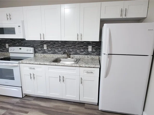 450 SW 2nd St # 2, Pompano Beach FL 33060