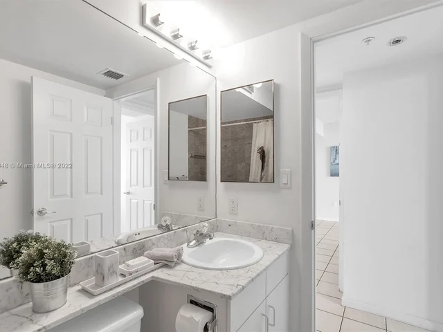 800 Claughton Island Dr # 1204, Miami FL 33131