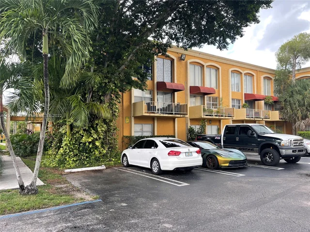 17911 NW 68 Avenue # P103, Hialeah FL 33015