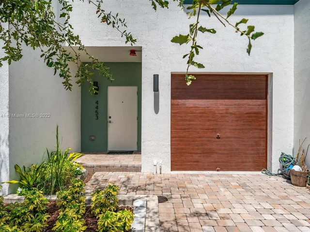 4453 NW 9th St, Plantation FL 33317