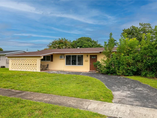 6911 SW 2nd St, Pembroke Pines FL 33023