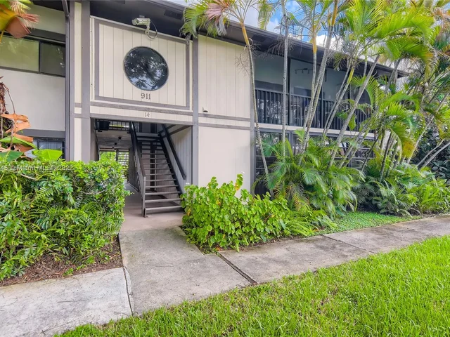 911 NE 199th St # 14, Miami FL 33179
