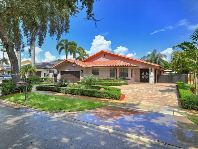 8221 NW 165th Ter, Miami Lakes FL 33016
