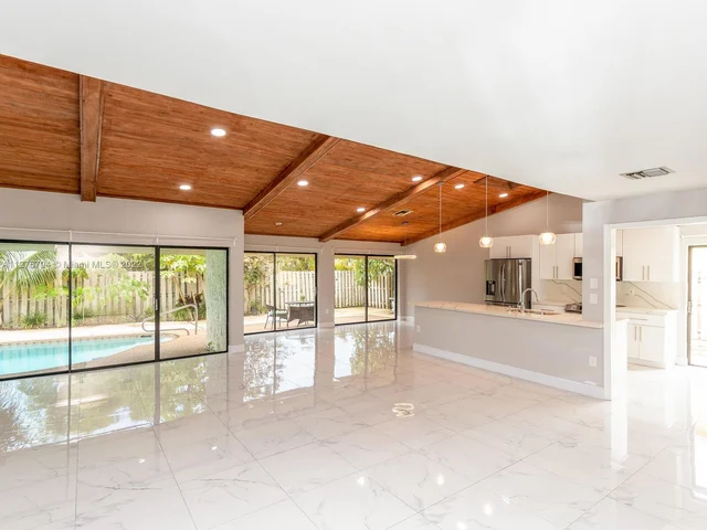 741 E Plantation Cir, Plantation FL 33324