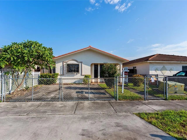 2623 W 71st Pl, Hialeah FL 33016