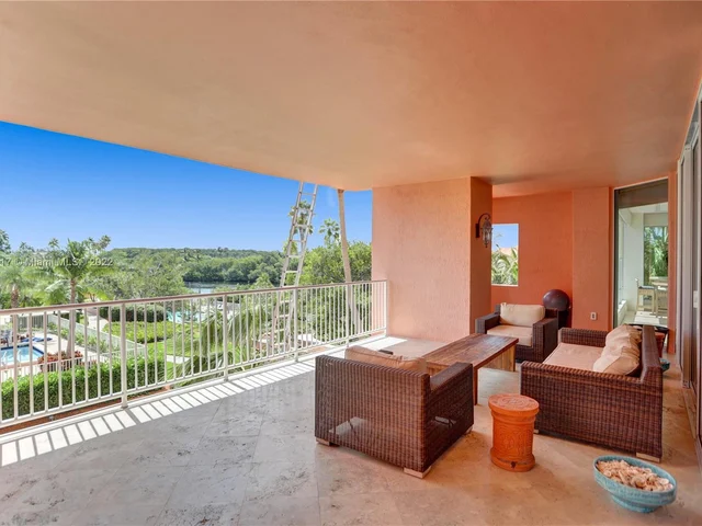 60 Edgewater Dr # 3A, Coral Gables FL 33133