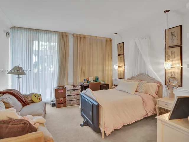 60 Edgewater Dr # 3A, Coral Gables FL 33133