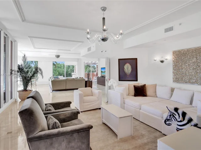 60 Edgewater Dr # 3A, Coral Gables FL 33133