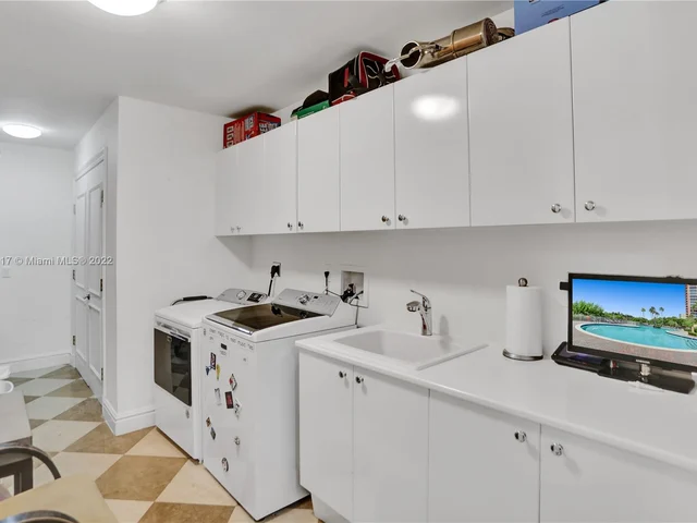 60 Edgewater Dr # 3A, Coral Gables FL 33133