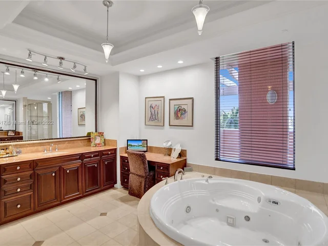 60 Edgewater Dr # 3A, Coral Gables FL 33133