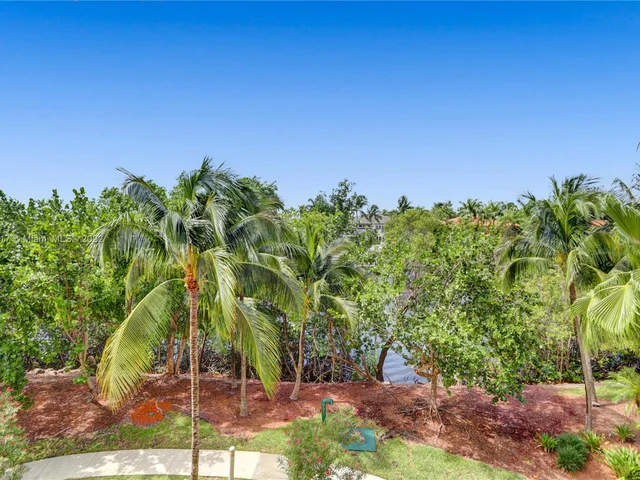 60 Edgewater Dr # 3A, Coral Gables FL 33133