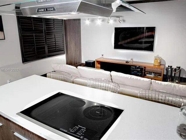 610 8th St # 101, Miami Beach FL 33139