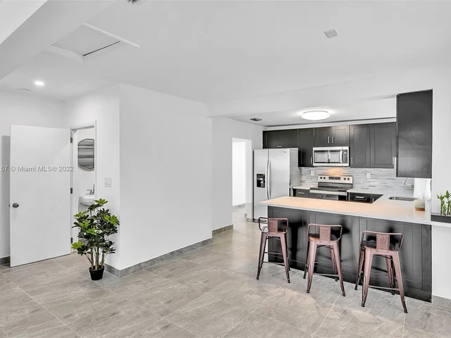 211 SE 9th St, Hallandale Beach FL 33009