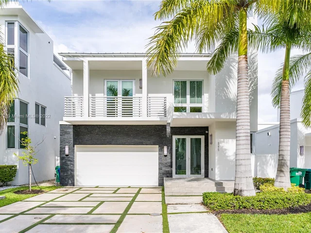 8275 NW 33rd Ter, Doral FL 33122