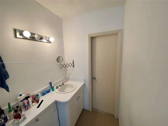 500 Bayview Dr # 426, Sunny Isles Beach FL 33160