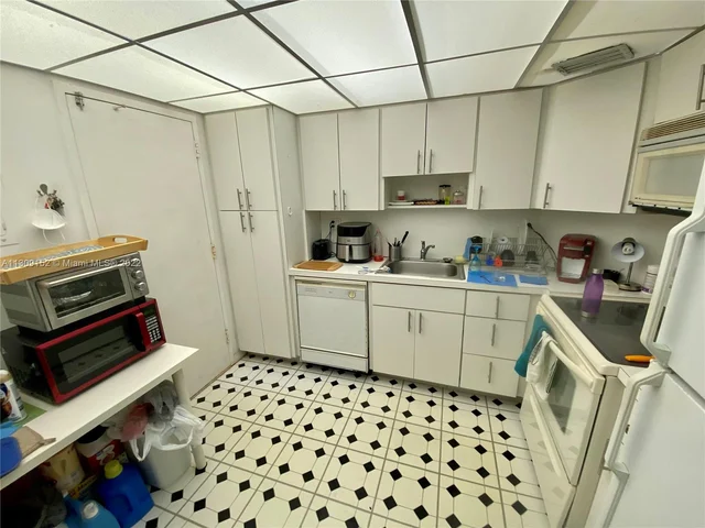 500 Bayview Dr # 426, Sunny Isles Beach FL 33160