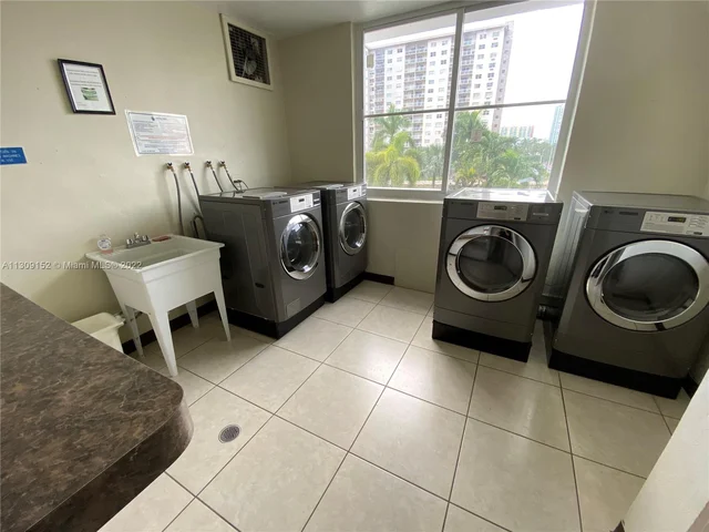 500 Bayview Dr # 426, Sunny Isles Beach FL 33160